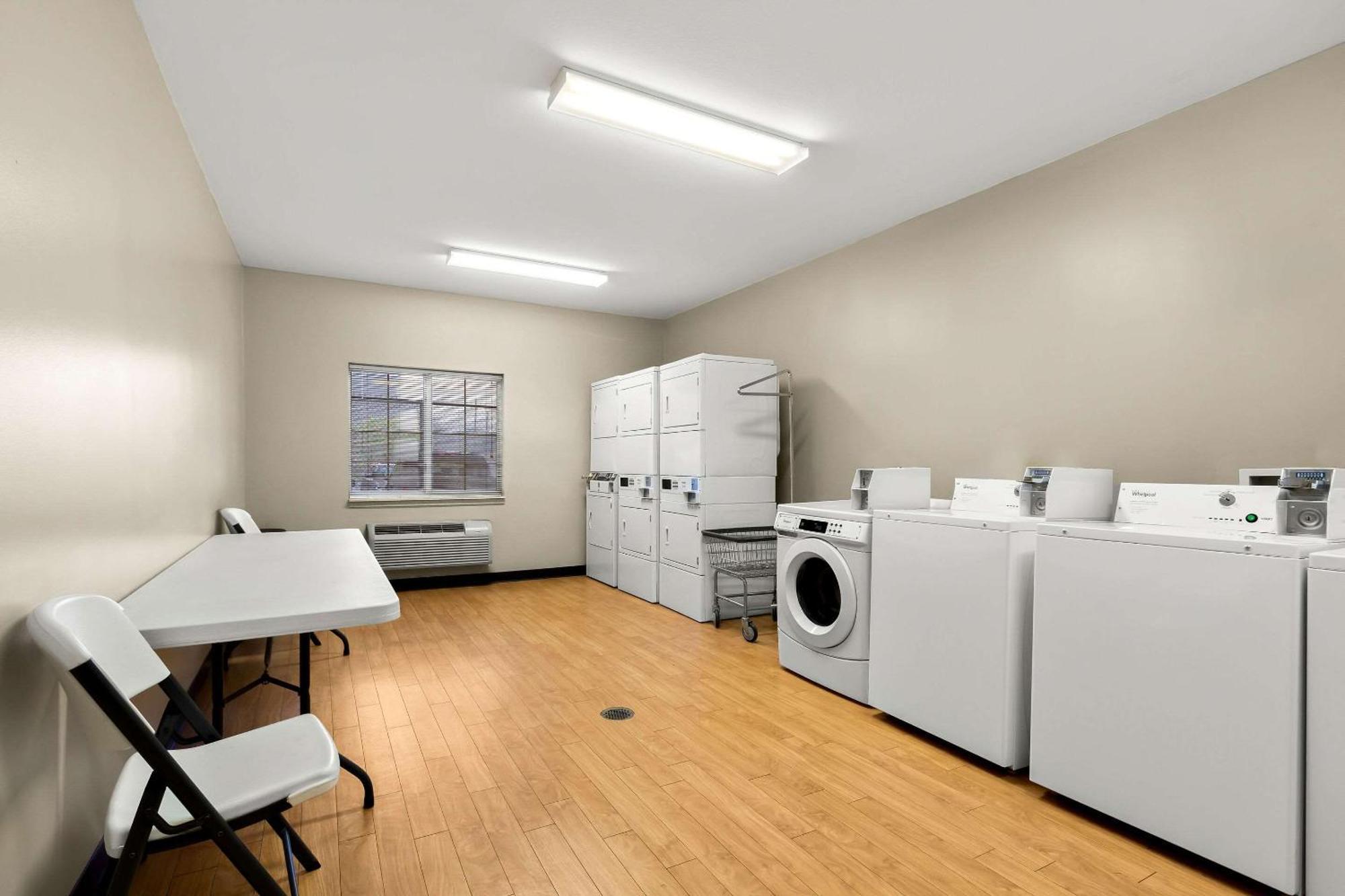 Suburban Studios Morgantown Bagian luar foto
